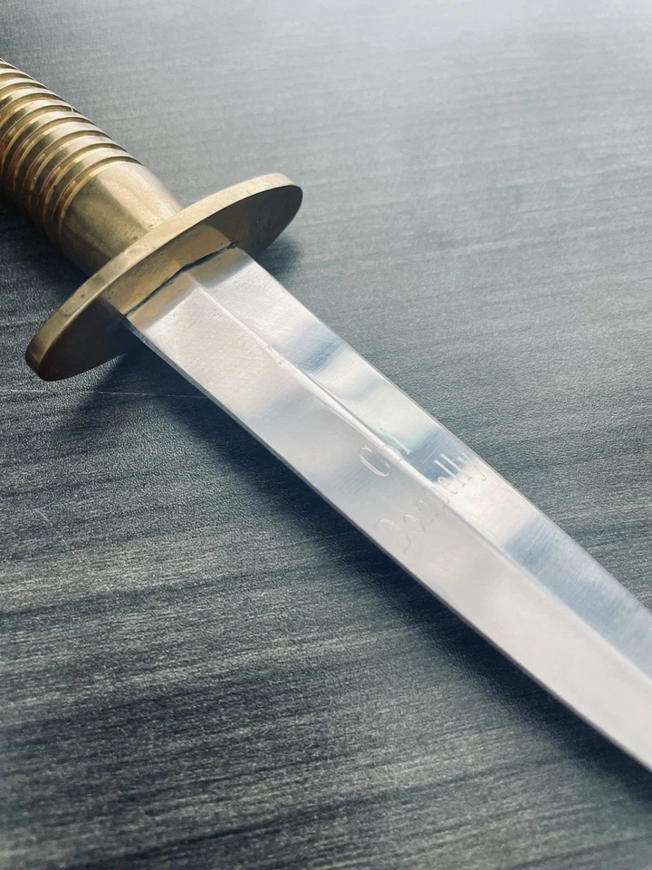 Daga de colección con empuñadura de latón hecha en Pakistán 7,75 pulgadas con hoja de 4,4 pulgadas grabada Foto 4 de 4