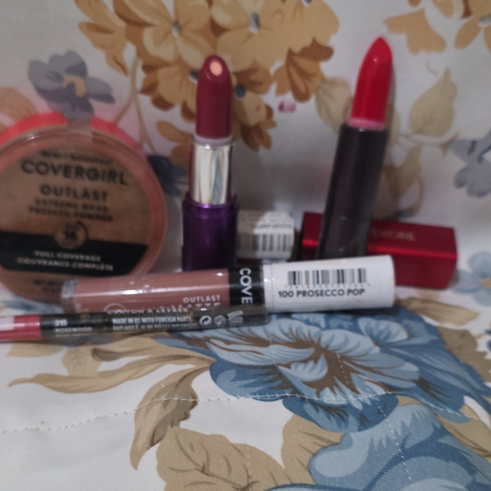 Lot of 5 COVERGIRL Outlast Pressed Powder, Lipstick, Lip Lin