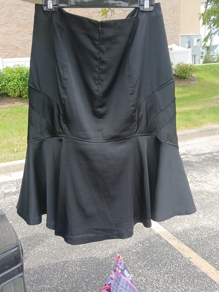 Saia Feminina Kenar 8 Preta Midi Plissada Leve Forrada Zíper Traseiro - Imagem 3 de 4