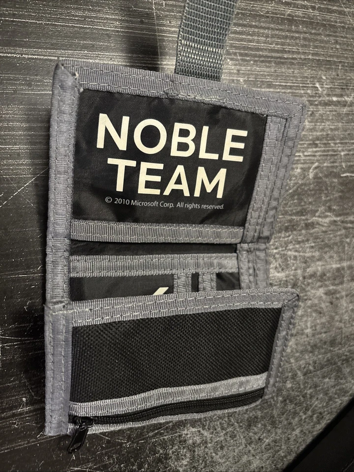 Cartera triple plegable exclusiva de Loot Crate Microsoft 2010 Halo 5 UNSC negra y gris Foto 3 de 4