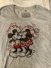 Camiseta Disney Mickey Mouse y Minnie Mouse Corazones Rojos Para Mujer Talla Grande (L) Nueva Con Etiquetas