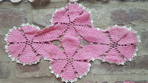 Lot of 4 Vintage Hand Crochet Doilies - Scarf - Runner - Pink - Picture 3 of 5
