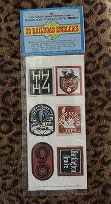 20 Stück ungeöffnete geprägte druckempfindliche Eisenbahn Embleme 1978