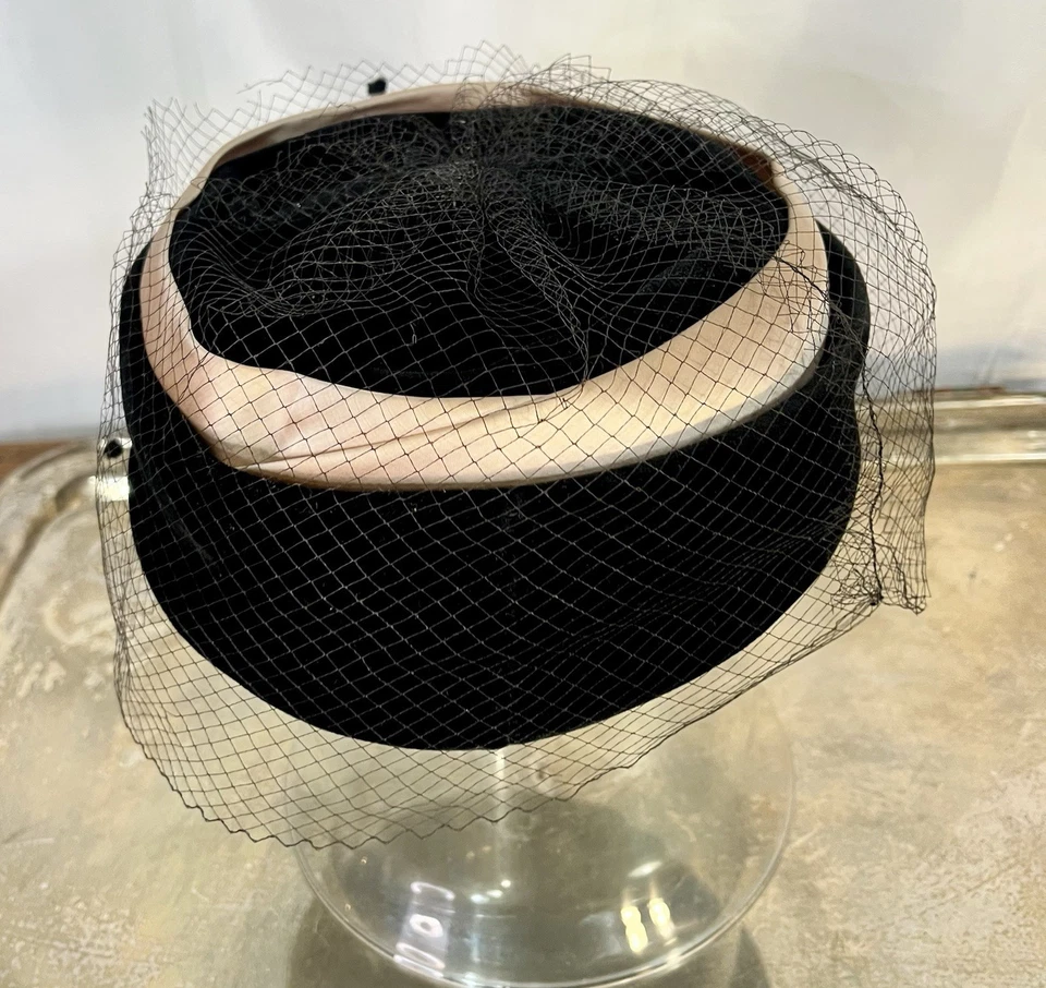 Sombrero Pastillero Mid Cent Mod Vintage.Vintage Terciopelo Negro con Rosa Satinado,red Años 50 Foto 2 de 4