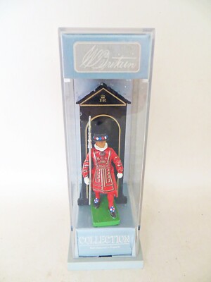W BRITAIN COLLECTION 'LONDON BEEFEATER & SENTRY BOX' 1:32 MIB/BOXED. BRITAINS.