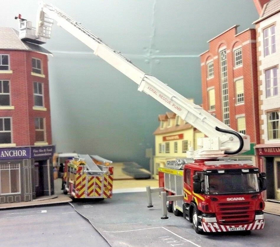 1:76 Scania Fire Engine Oxford Angloco Verna Combined Aerial Ladder Model OO/00 - Image 2 of 4