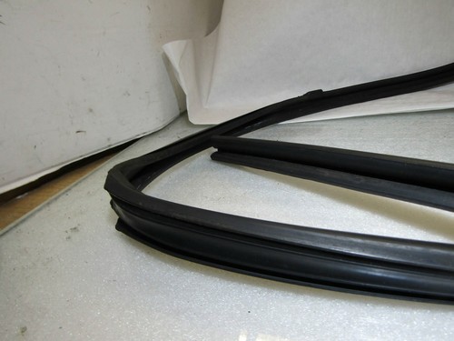 Isuzu Trooper Duty 98-02 3.0 4JX1 left front side door glass window seal - Picture 2 of 7
