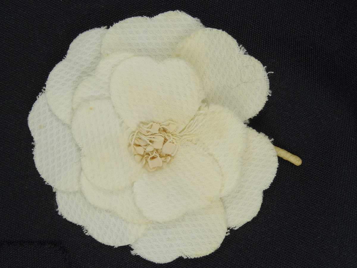 VINTAGE CLASSIC BEIGE FABRIC FLOWER CHANEL CAMELLIA CORSAGE PIN BROOCH ~ 3