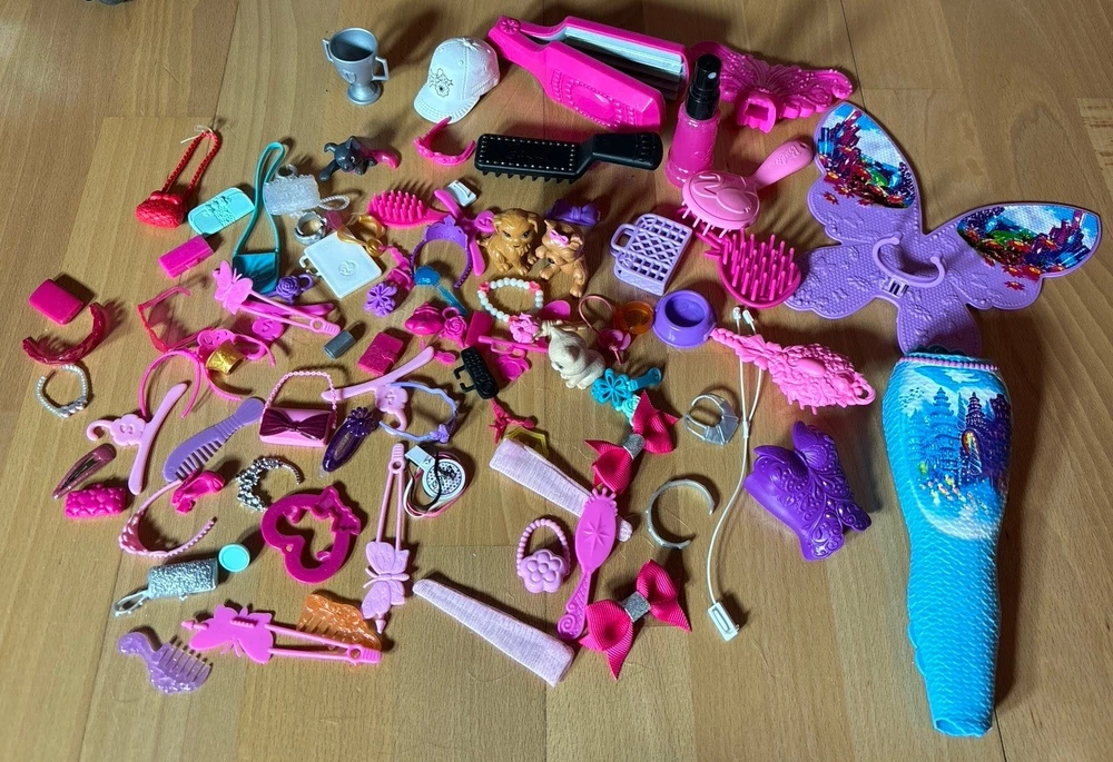 Barbie Zubehör, Konvolut, Handtaschen, Haarbürsten, Haarspangen, über 70 Teile