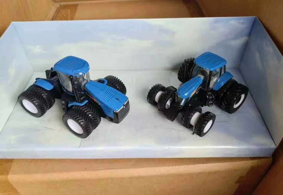 New Holland TJ530 and TG305 2-Piece Tractor Set Dealer Edition 1:64 Scale NIB - Image 2 of 4