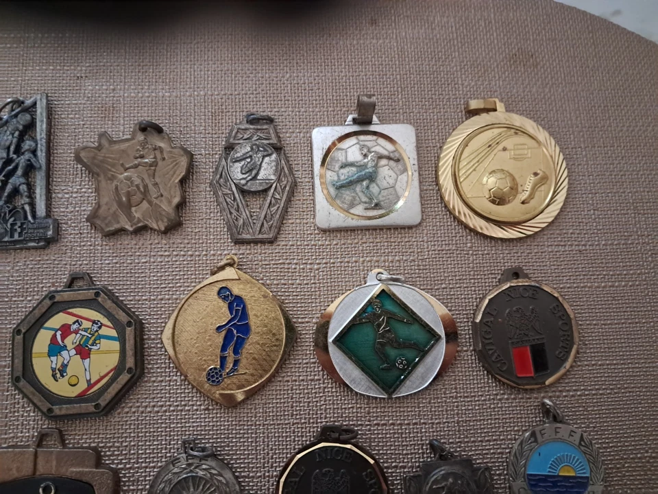 LOT DE 55 MEDAILLES DE FOOTBALL DONT 3 EN BRONZE - Photo 3/4