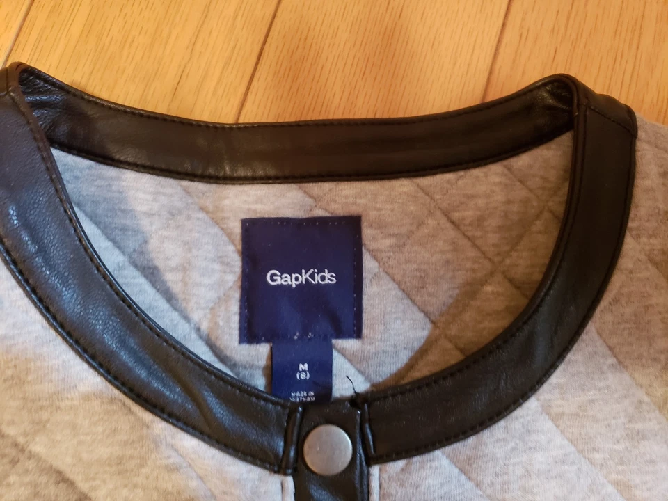 Cardigã acolchoado infantil GAP feminino em excelente estado usado com acabamento em couro tamanho 8 - Imagem 2 de 4