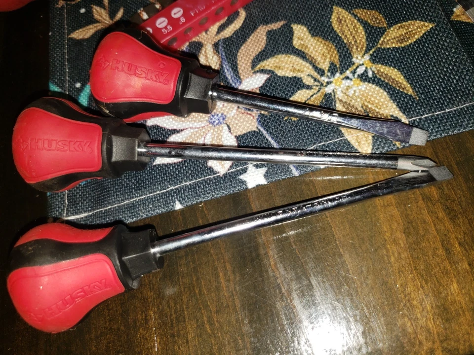 12 Piece HUSKY BALL GRIP Screwdriver Set With Bits. Excellent Condition - Image 2 of 4