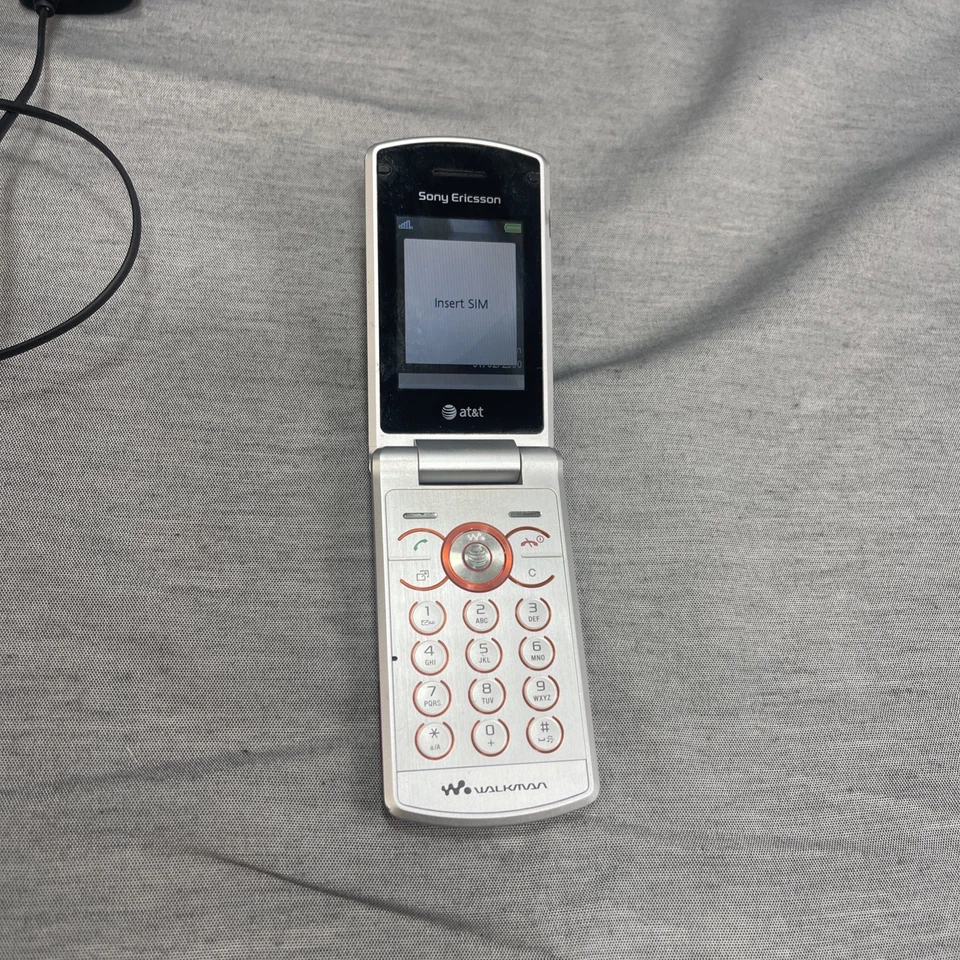 Teléfono plegable Sony Ericsson Walkman W518a rojo y plateado (AT&T) MP3 encendido Foto 2 de 4