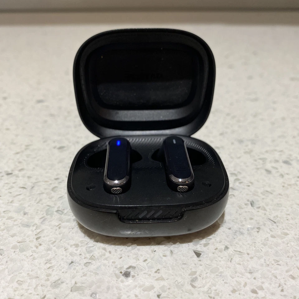 JBL LiveFlex Bluetooth Wireless Earbuds Black - Image 2 of 4