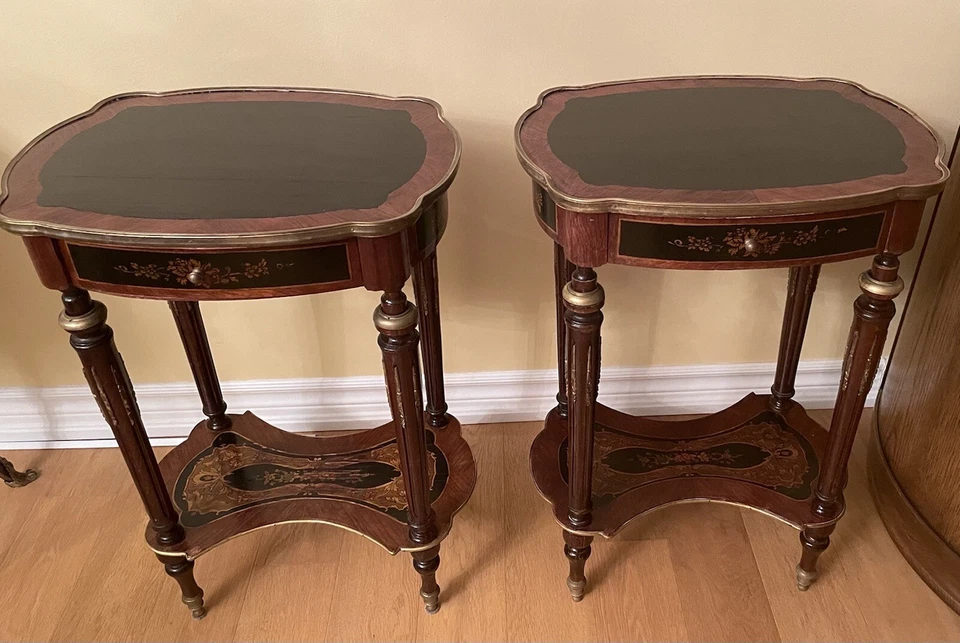 Par de mesas auxiliares antiguas del imperio francés con cajones Foto 2 de 4