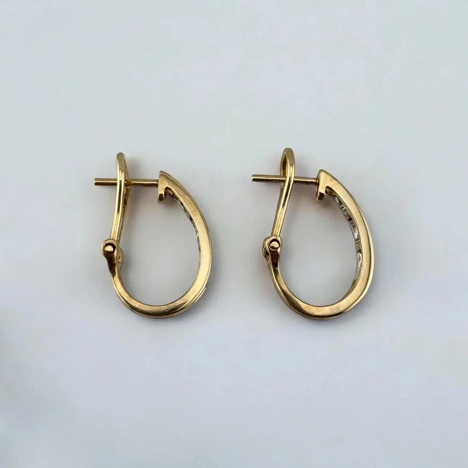 Conjunto de aretes Huggie redondos de canal de diamantes creados en laboratorio de 2 quilates enchapados en oro amarillo de 14 quilates Foto 3 de 4