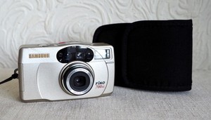 Vintage SAMSUNG FINO 700XL 35mm film point and shoot camera and case