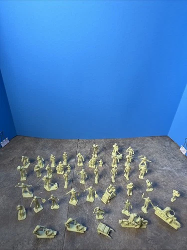 MARX AIRPORT JETPORT PEOPLE PLAYSET 35MM CREAM PLASTIC Large Lot