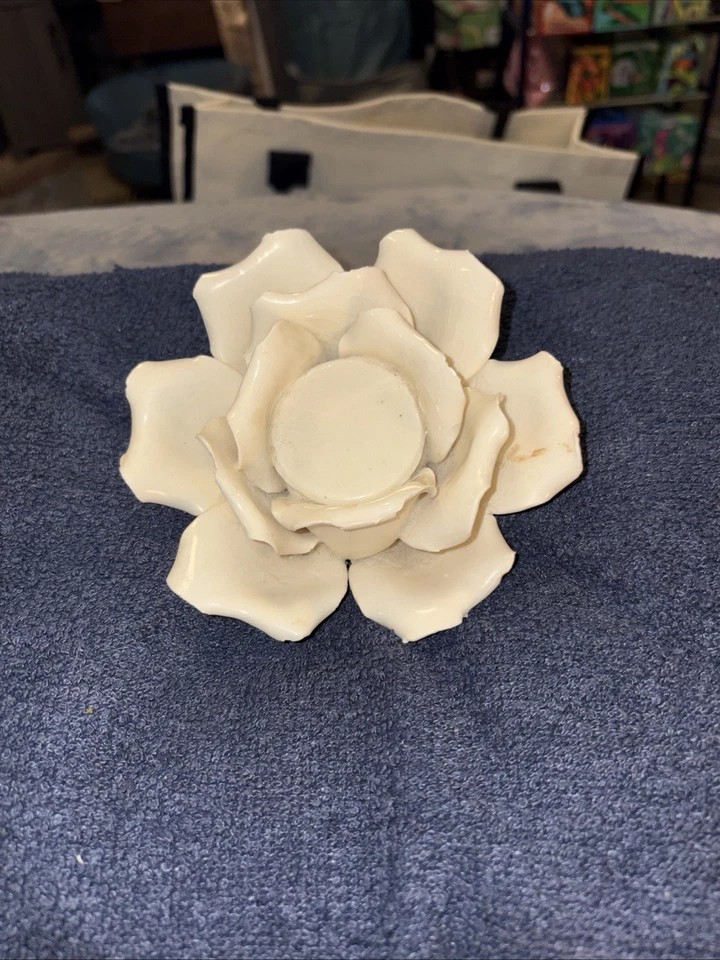 Candelabro de cerámica blanca con flor de loto Foto 2 de 3