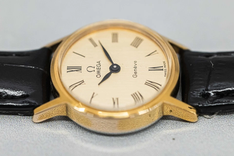 No Tariff *NEAR MINT* Vintage OMEGA Geneve Cal.625 Hand Winding Gold Roman Women - Image 4 of 4