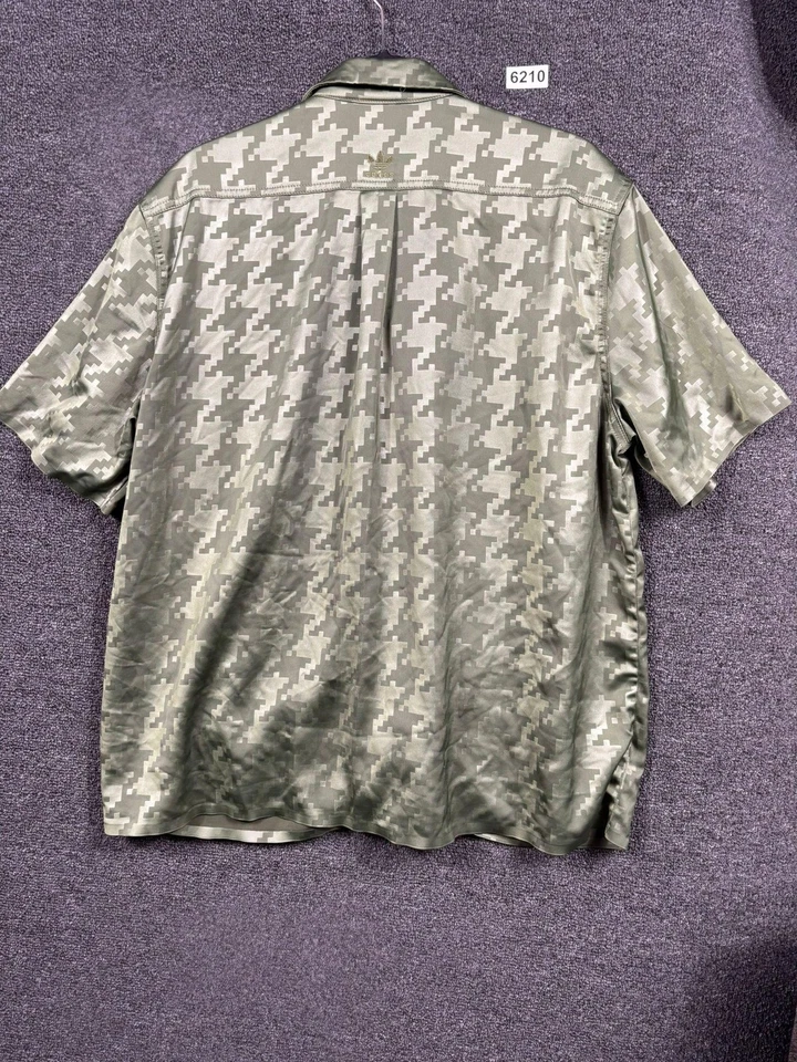 Camisa Adidas x Ivy Park masculina verde média camuflagem botão para cima manga curta HG2398 - Imagem 2 de 4