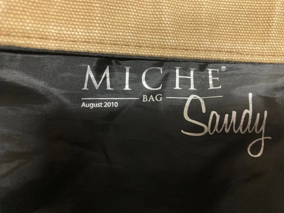 Usado en Excelente Condición - MICHE - Bolso Prima "Sandy" Lona Tostada, Convertido en Bolso de Mano con Cinturón Foto 3 de 4