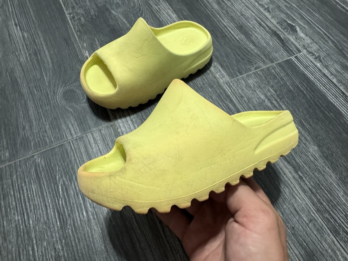 Yeezy Slide Green On Feet Yeezy Slide Resin On Feet YEEZY Perdete
