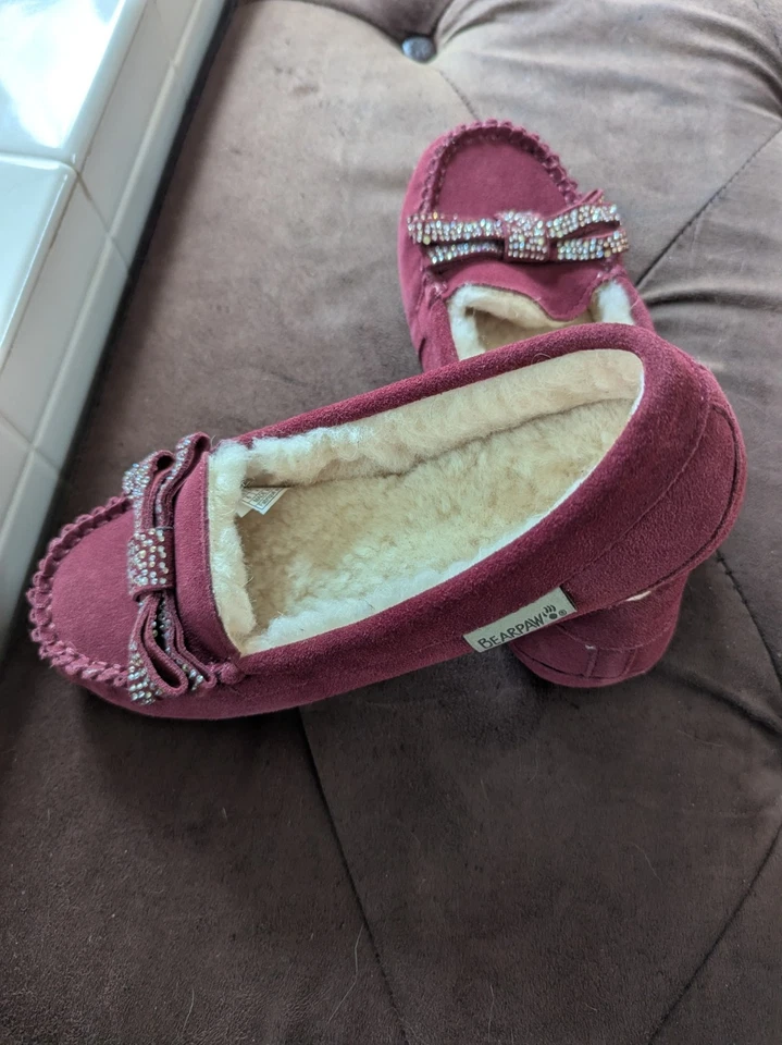 NUEVO BEARPAW Zapatillas de gamuza forradas de piel de oveja, 6W Rojo con cintas brillantes Foto 2 de 4
