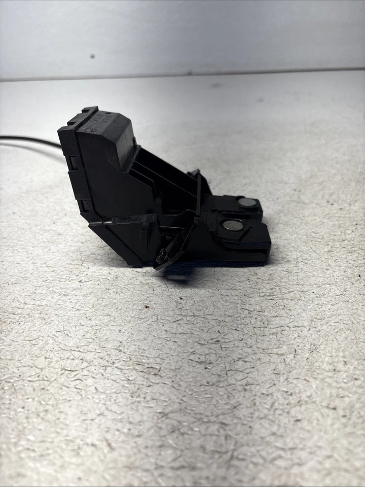 Mecanismo de trava de porta-malas 01-11 Mercedes R171 SLK280 E500 1717500085 FABRICANTE DE EQUIPAMENTO ORIGINAL - Imagem 4 de 4