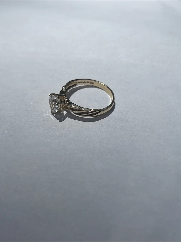 Size 7 14k Yellow Gold .29CT Diamond Solitaire Ring - Image 3 of 4