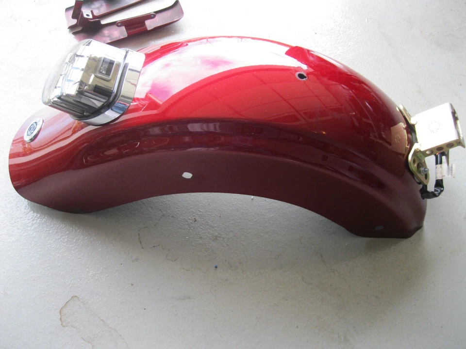 Harley-Davidson CVO 2016 Road Glide guardabarros trasero rojo con luz Foto 2 de 4