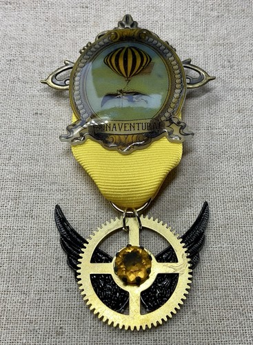 Spilla Steampunk/Medaglia Dirigibile - Palloncino Avventura, Ingranaggio, Ali, Giallo e Nero - Foto 2 di 5