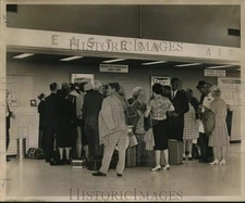 1962 Press Photo Eastern Air Lines passengers crowd the counter in New Orleans