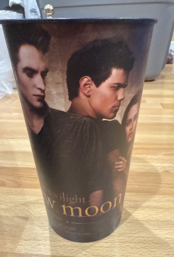 LOTTO POSTER TAZZA SEGNALIBRO GIOCO LIBRO ABBAGLIATO FILM NEW MOON TWILIGHT SAGA - Foto 11 di 19