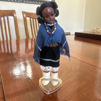 Indianer Kunststoff 7'' Hopi Puppe mit Schal, Stiefeln & Ständer