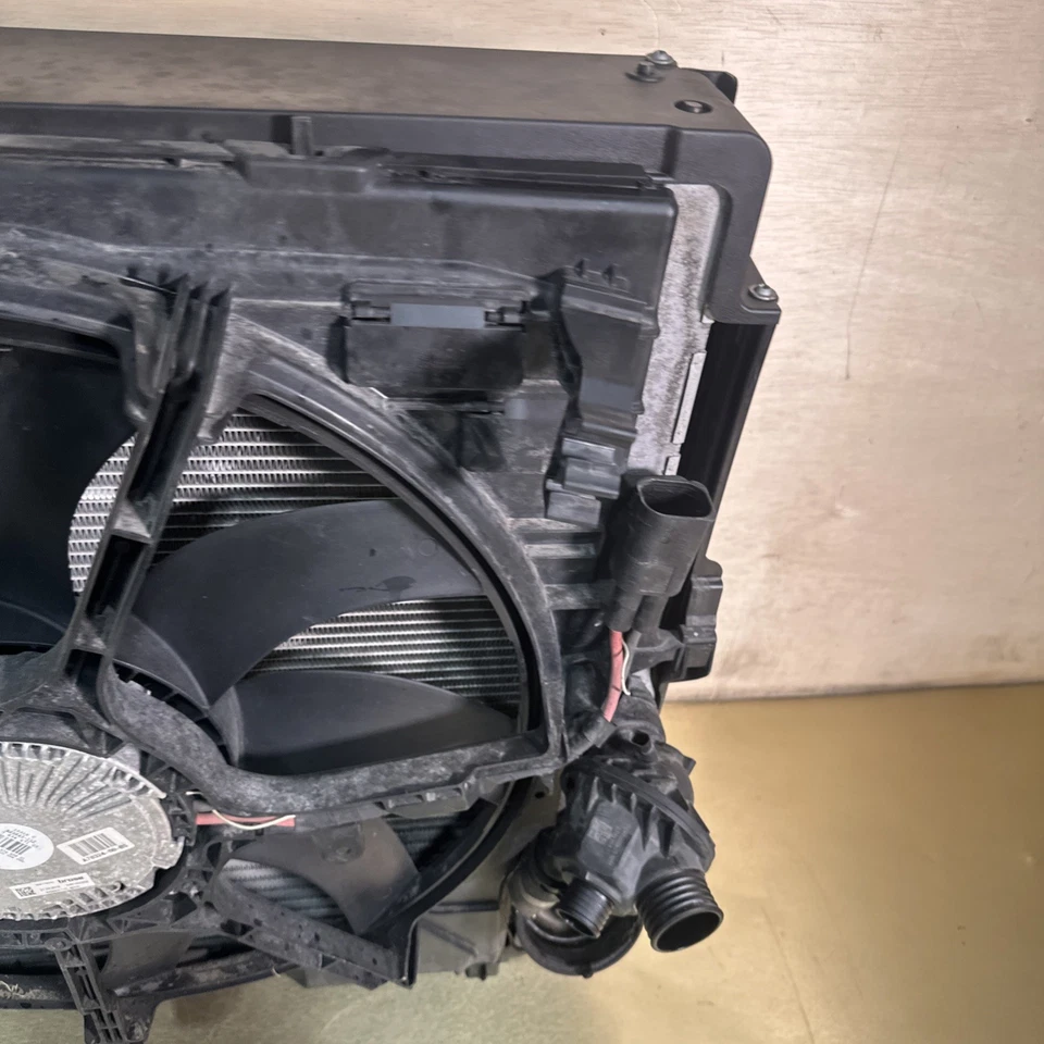 BMW X6 2015 motor principal refrigeración radiador conjunto fabricante de equipos originales. Foto 3 de 4