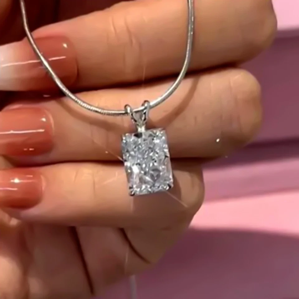 Colgante de diamantes blancos de corte radiante certificado de 2,50 quilates en plata de ley 925 Foto 2 de 4