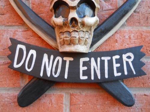 Design Wall Hanging Wooden Plaque Skull Pirate Gothic DO NOT ENTER 40 cm x 35 cm - Picture 6 of 8