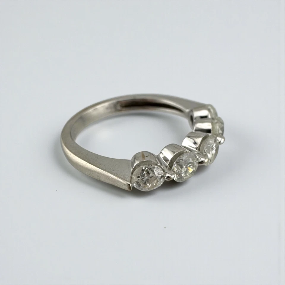 Anillo Estate de oro blanco de 14 quilates con banda de diamantes de 5 piedras 0,75–0,80 quilates tamaño 5,25 2,9 g Foto 4 de 4