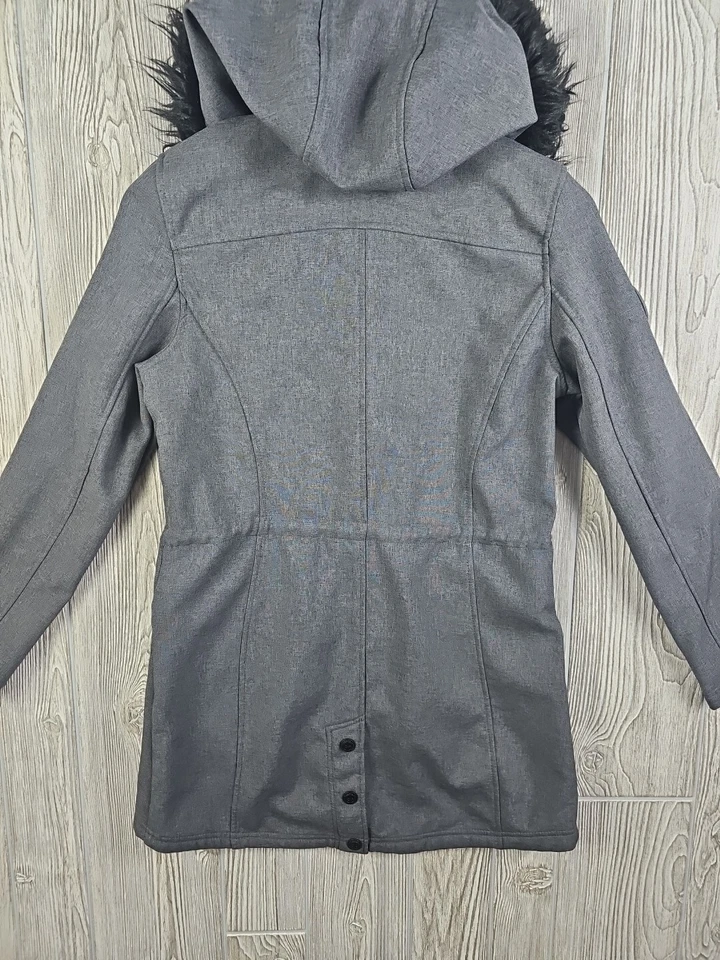 Abrigo Canada Weather Gear para mujer gris medio cremallera a presión imitación piel capucha peso medio Foto 3 de 4