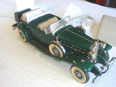 Danbury Mint 1932 Green Cadillac V-16 Sport Phaeton 1:24