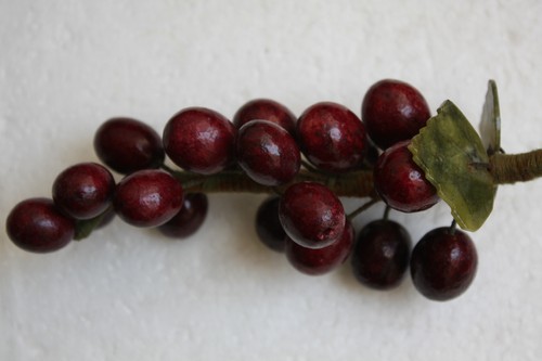 Sculture frutta pietra lucida pietra rossa grappolo uva con foglie di giadeite - Foto 4 di 12
