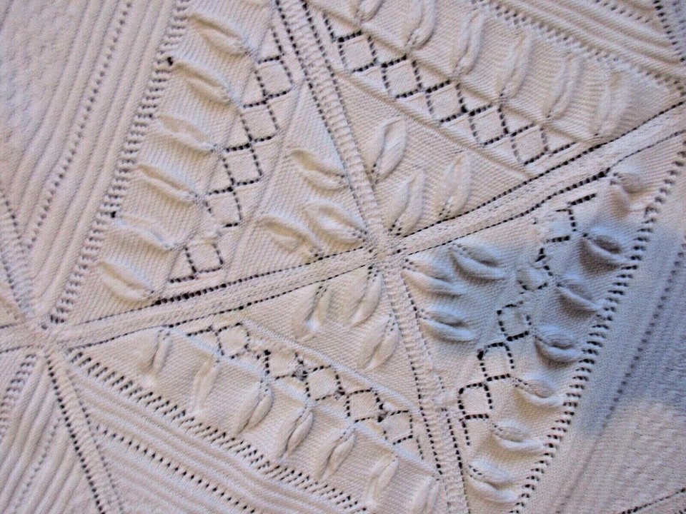 Vintage Chenille Type Bedspread INTRICATE RAISED PATTERN Full Queen 80