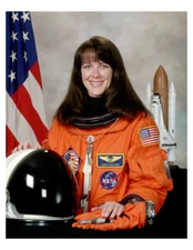 2001 NASA Astronaut Janet Kavandi 8x10 Portrait Photo On 8.5" x 11"
