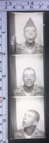 Junger Soldat herausragende Zunge Photobooth Photo Booth Bild BW Photo Snapshot
