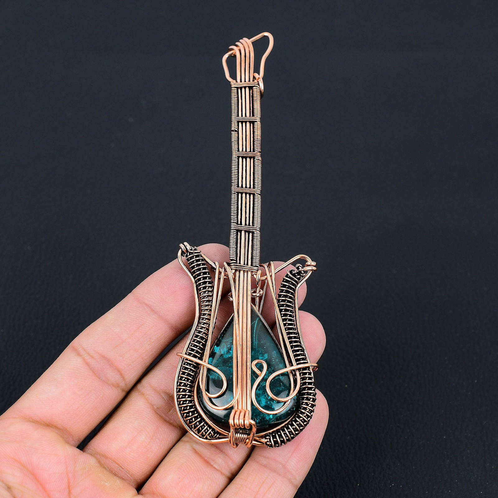 Ciondolo chitarra in rame con ambra blu foto 2