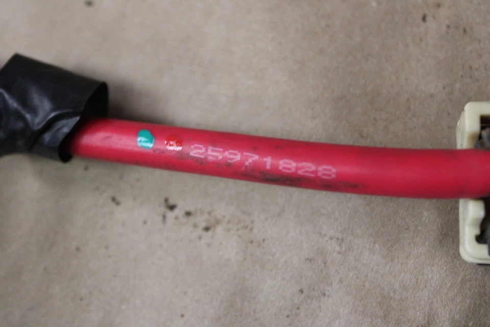 Cable de cableado de batería positivo Cadillac Escalade 2010-2014 OEM 25970828 Foto 3 de 4