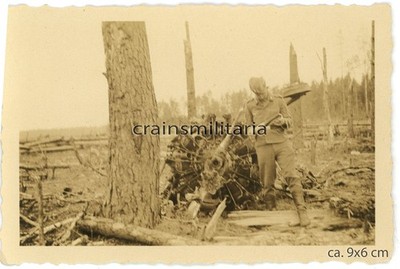 Orig. Foto Soldat mit russ. Beute Flugzeug Wrack in LEPEL Weissrussland 1941