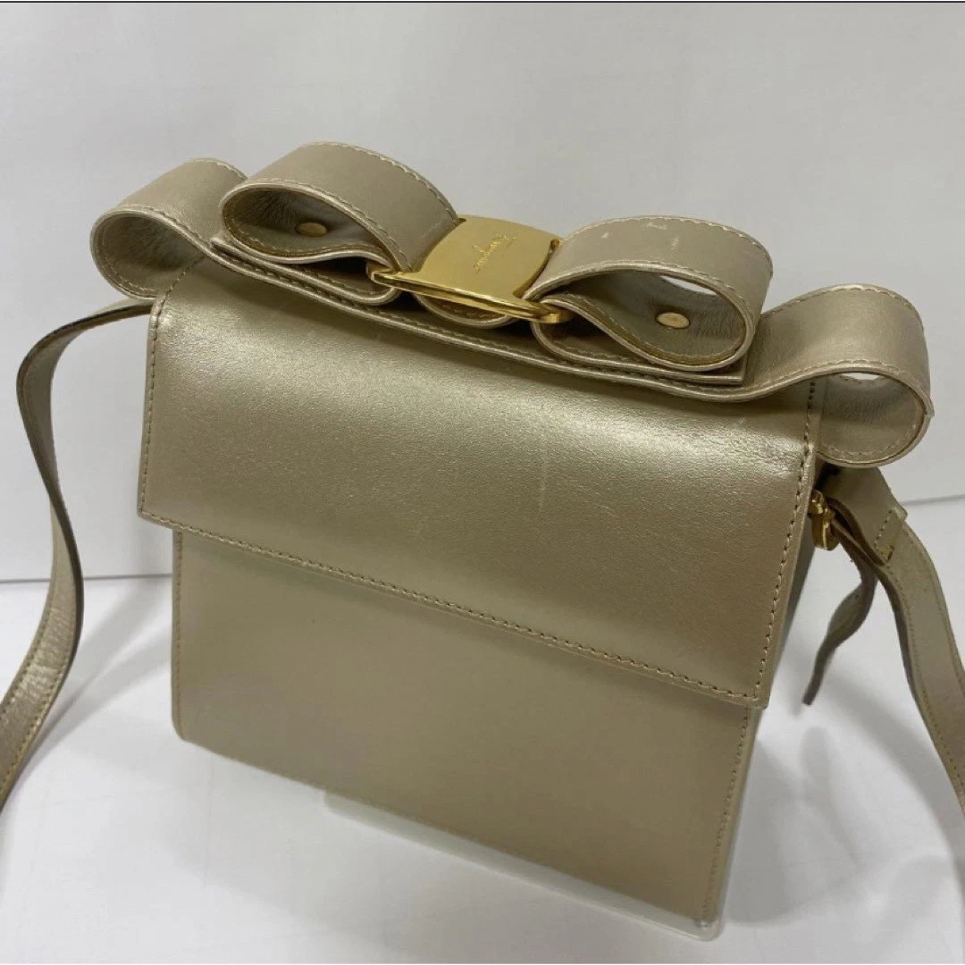 Borsa a tracolla Salvatore Ferragamo Vara Ribbon tono oro dal Giappone